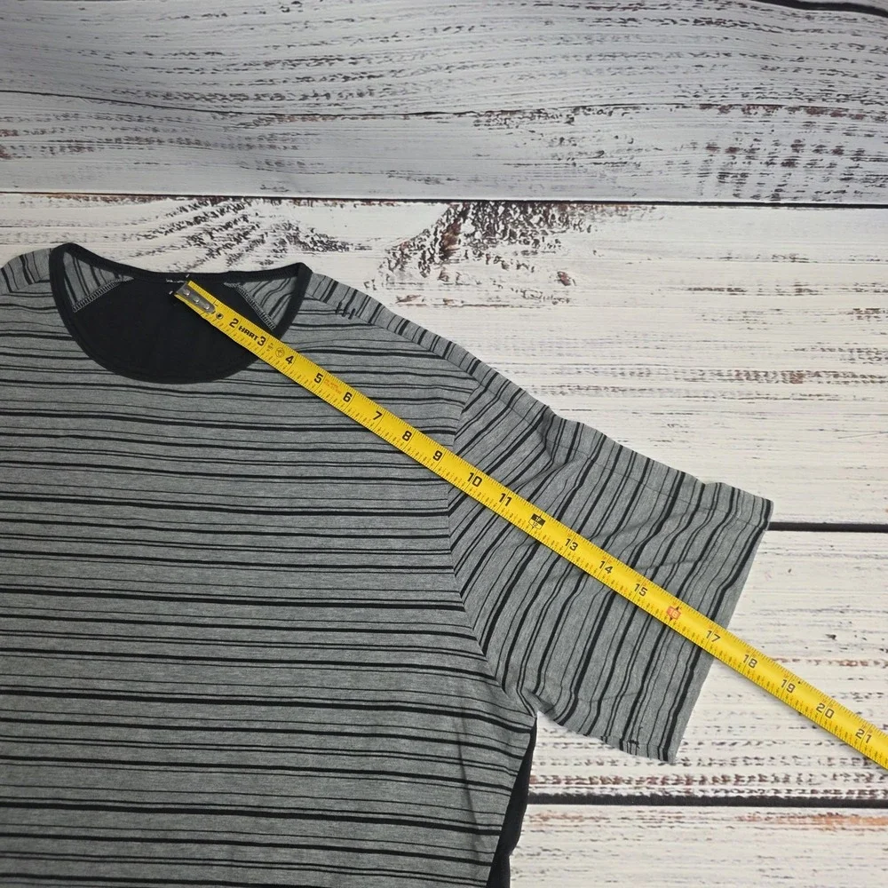 Lululemon Metal Vent Tech Short Sleeve Performance Shirt Mens Large Gray Stripes